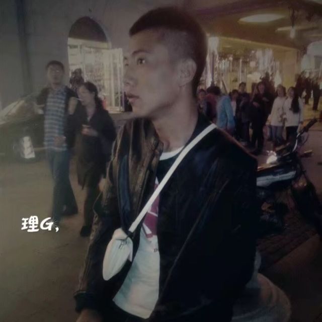 1076767 少年已不再年少