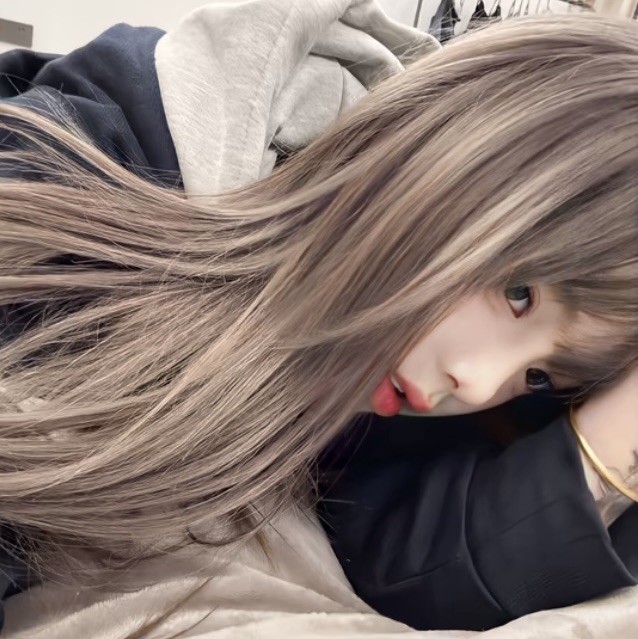 1086432 小疯子 ν
