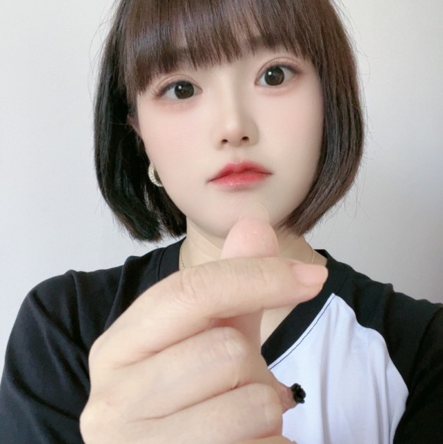1285304 浅黛微妆。