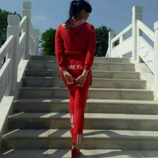 1302694 扎女孩的小辫子