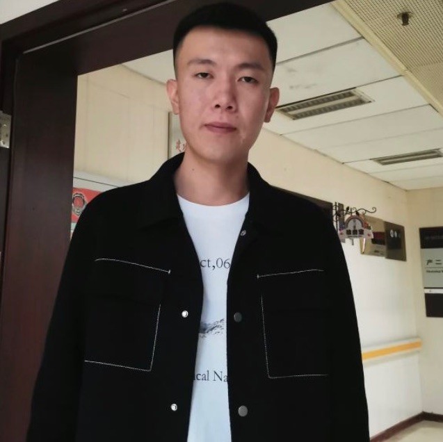 1317844  Akon。