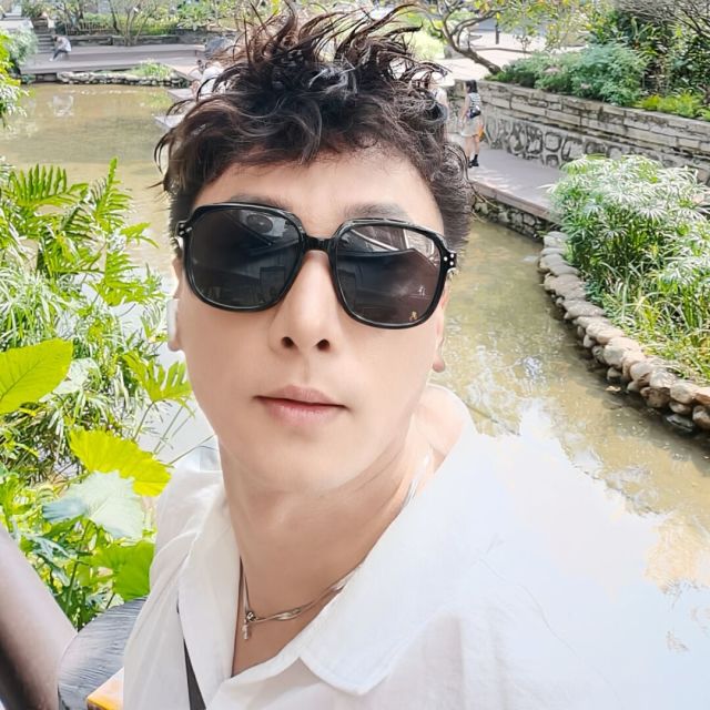 1522636 MR.Chris