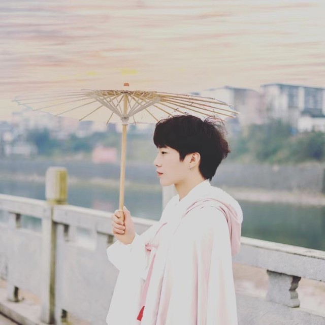 1540811404 帅气的小哥哥