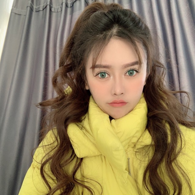 1880855 OfficeGirl
