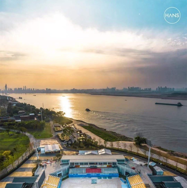 1881801 高高兴兴
