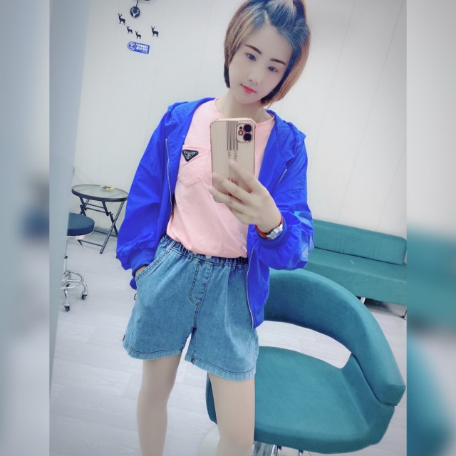 1889815 Lily。
