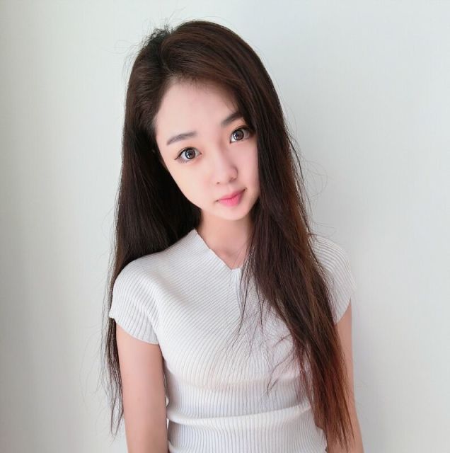 2337888 奔驰在草原