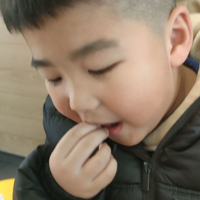 2342330 右手丿搂着伱