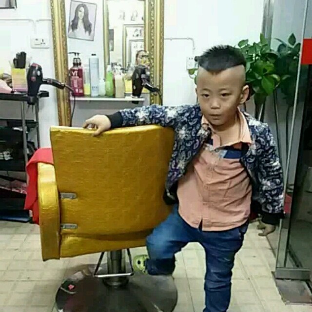 2368612 秋尼发型屋