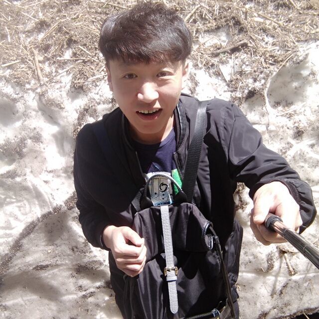575323 笑衬心酸