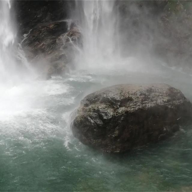 575881 水中之石