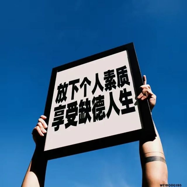 678349 停靠在机场的船