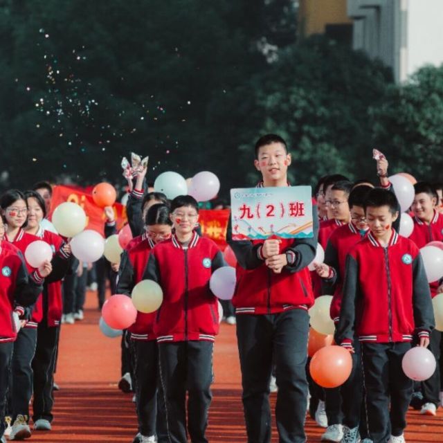 718544 手揣兜兜