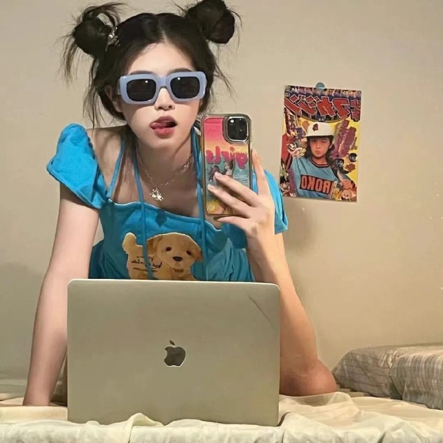 737977 