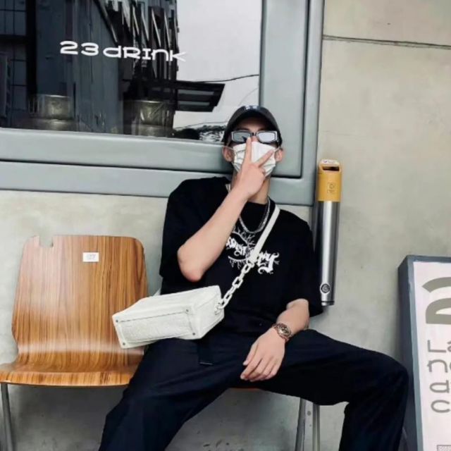 755041 绿叶红花