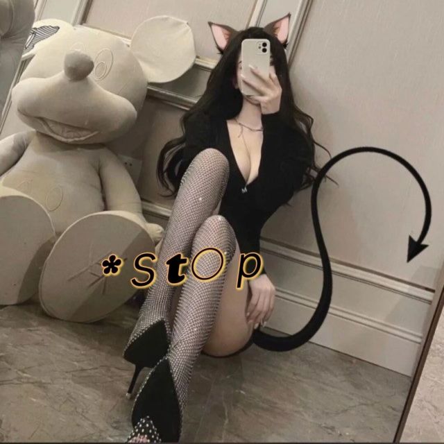 779978 咬唇