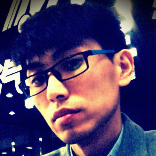 805086 _逆光下的微笑丶