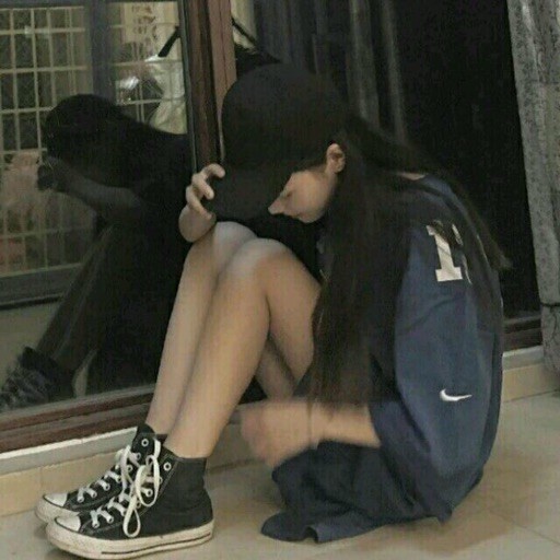 807744 蹲街角