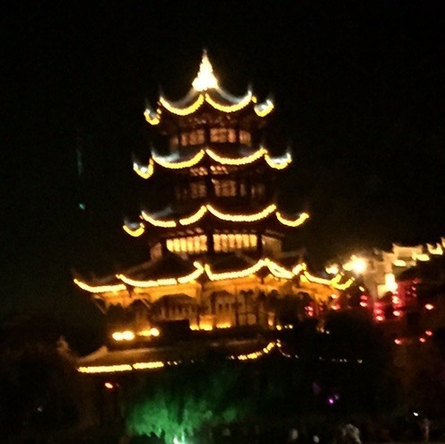 933011 光膀子打领带