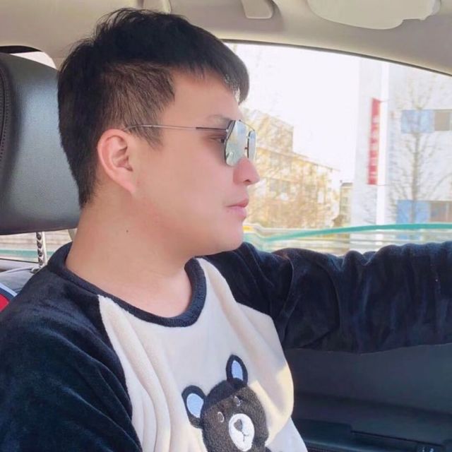 933063 假装很快乐。